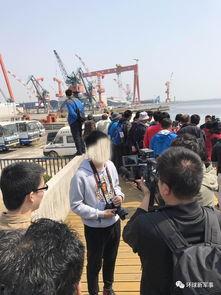 香港民众围观国产航母视频,共筑强国梦